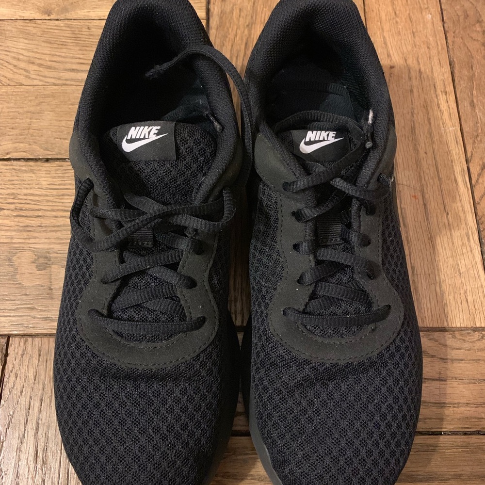 Black nike tanjun sneakers size 8.5